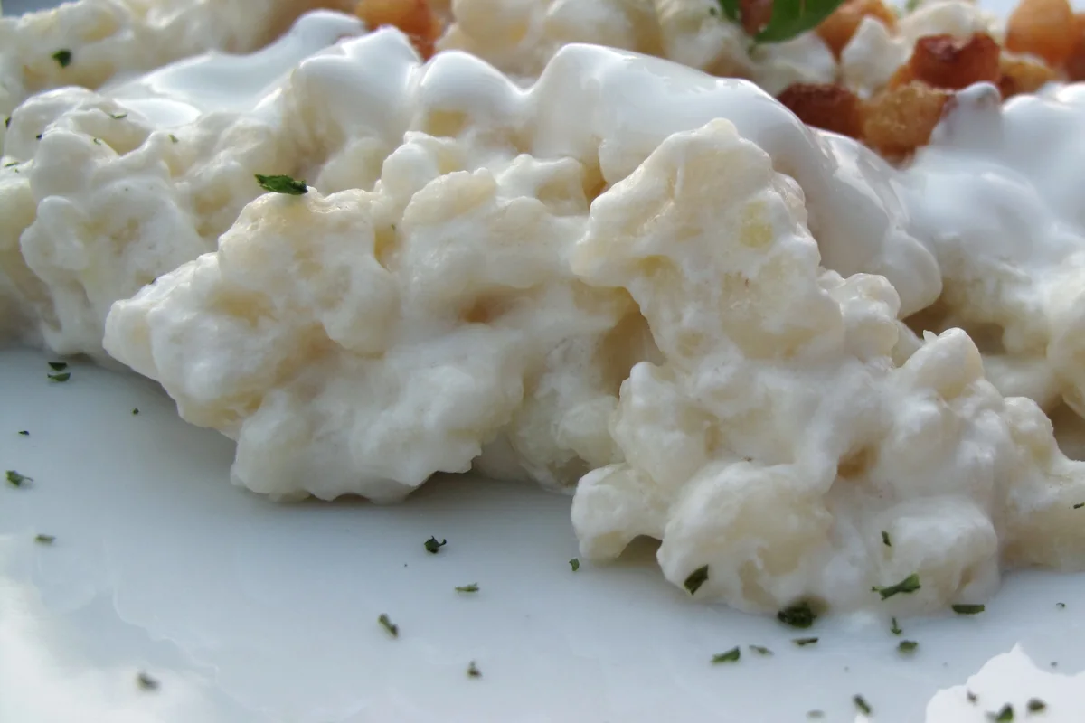 Bryndzové halušky mit Schafskäse, Speck und Kräutern