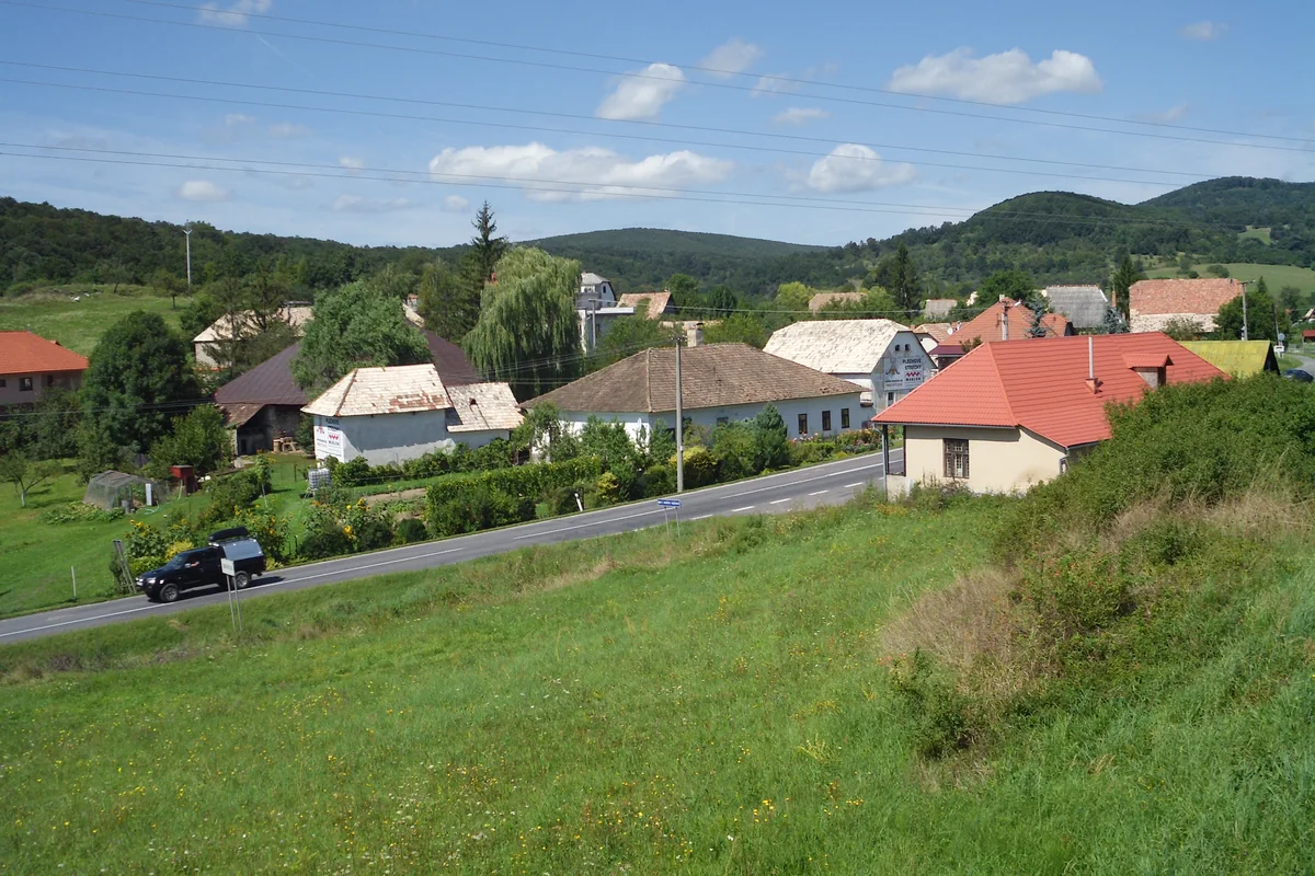 Blick auf das Dorf Devíčie in der slowakischen Hügellandschaft
