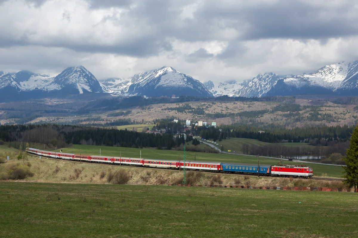 Zug der slowakischen Bahn vor der Hohen Tatra bei Štrba