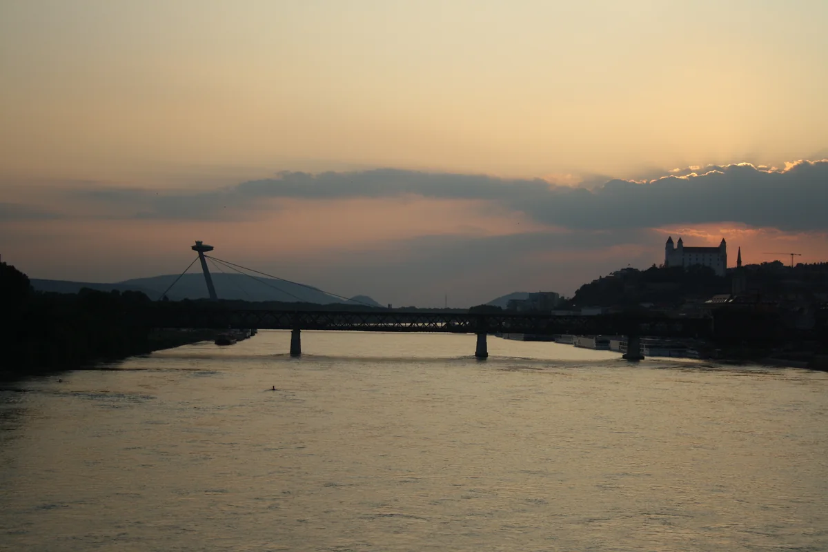 Bratislava an der Donau mit Burg und SNP-Brücke bei Sonnenuntergang Bratislava an der Donau mit Burg und SNP-Brücke bei Sonnenuntergang