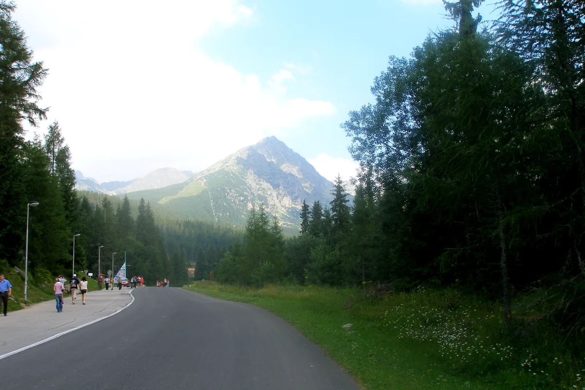 Straße bei Štrbské Pleso mit Blick auf einen Gipfel der Hohen Tatra